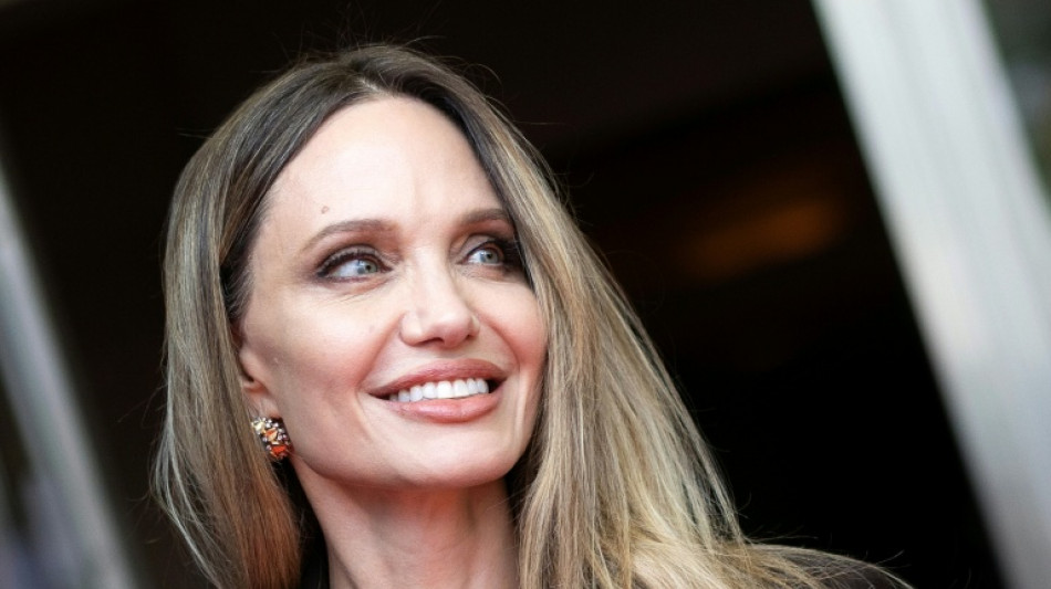 Atriz Angelina Jolie visita clube de boxe na Ucr&acirc;nia