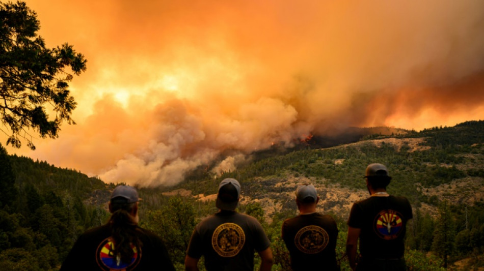 Megaincendio en California desaf&iacute;a a los bomberos y amenaza a miles de personas
