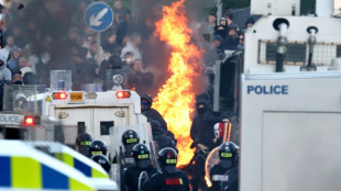 Pol&iacute;cia usa canh&otilde;es de &aacute;gua em segunda noite de protestos na Irlanda do Norte