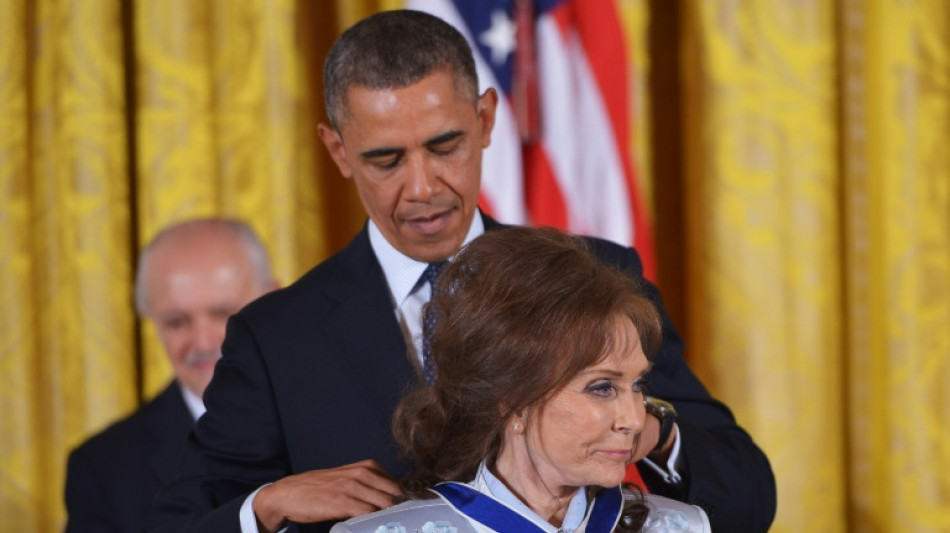 Loretta Lynn, leyenda de la música country de EEUU, muere a los 90 años