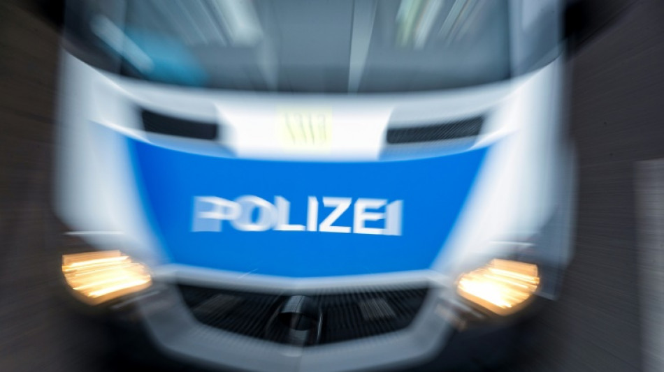 Unbekannter z&uuml;ndet Frau in Frankfurt am Main offenbar im Vorbeigehen Haare an