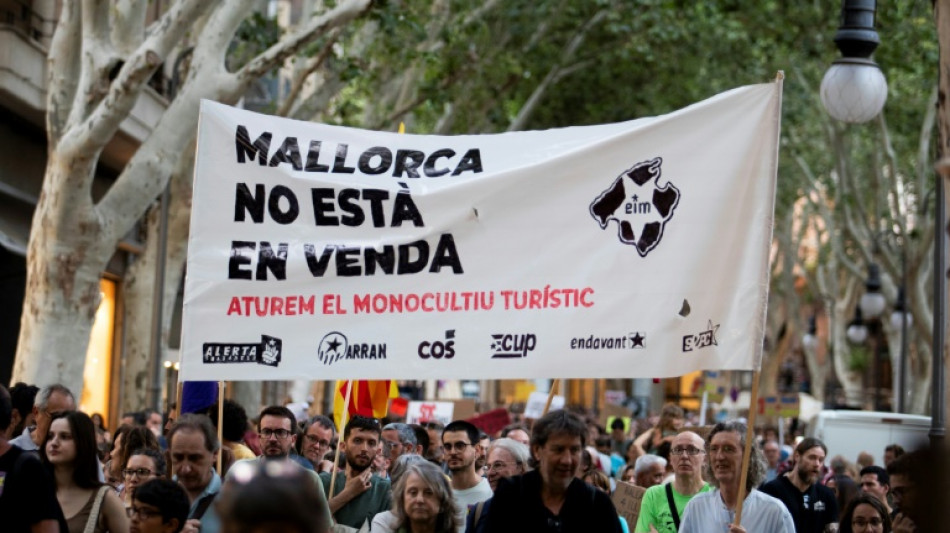 Miles se manifiestan contra el exceso de turistas en la isla espa&ntilde;ola de Mallorca