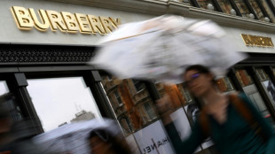 Los proveedores favoritos de Isabel II afrontan la p&eacute;rdida del sello real