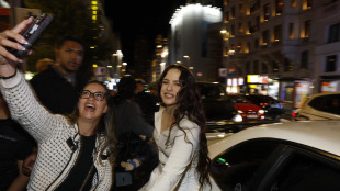 Rosal&iacute;a annuncia disco con blitz a sorpresa per i fan a Madrid