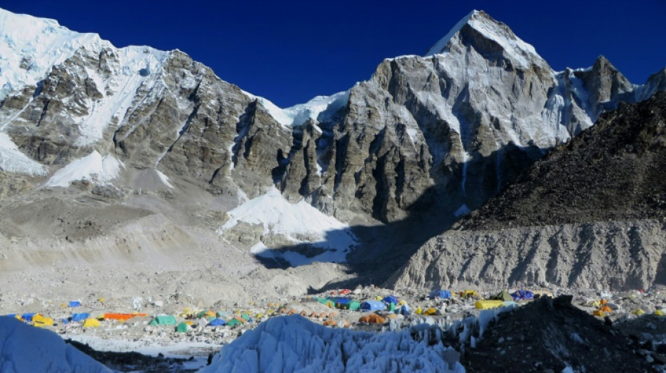 Nepalesische Bergsteiger eröffnen die Everest-Saison am höchsten Berg der Welt