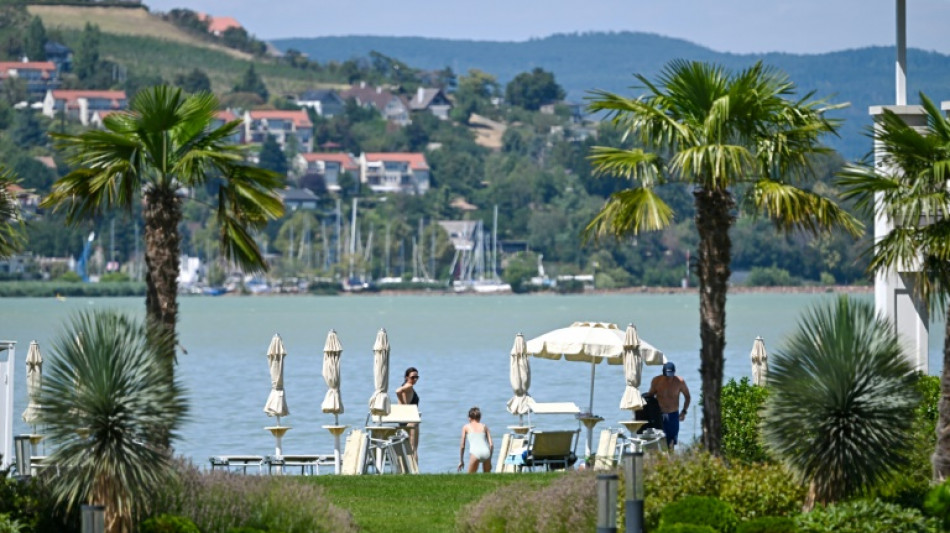 La main d'Orban sur la "mer hongroise", destination estivale pris&eacute;e