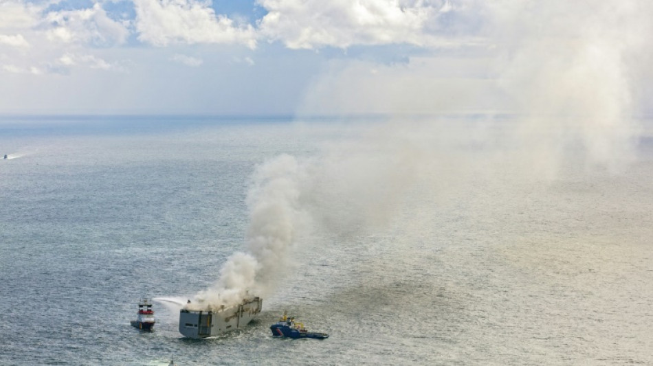 Brand an Bord von Autofrachter vor Ameland k&ouml;nnte noch "Tage dauern"