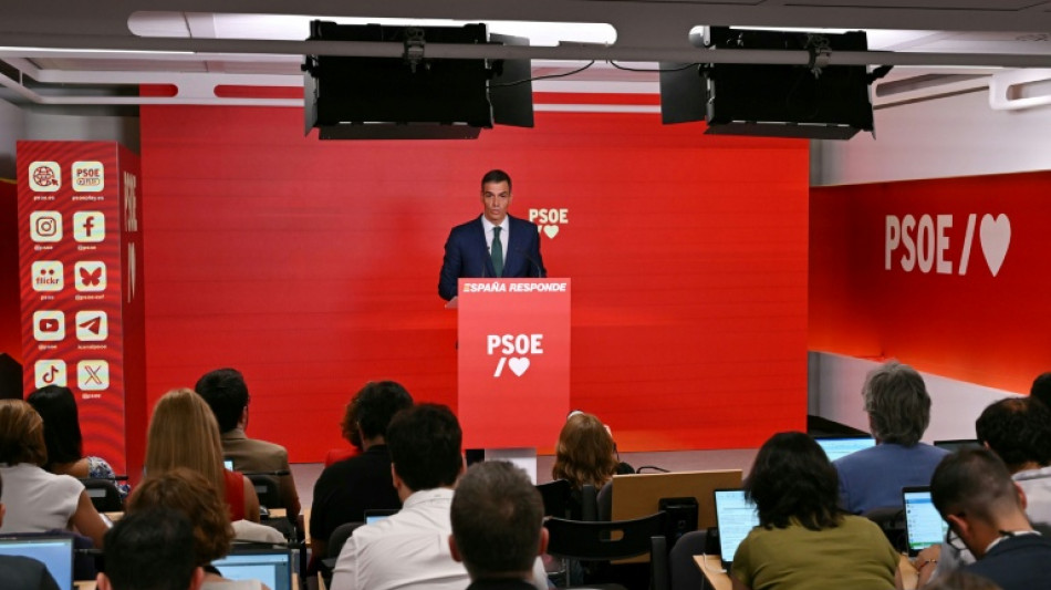 Agentes entran a la sede del gobernante Partido Socialista español, sacudido por un escándalo de corrupción