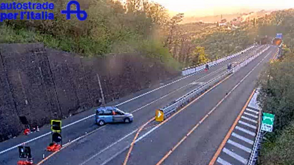 ++ Tir a fuoco in galleria, Liguria tagliata a met&agrave; da 9 ore ++