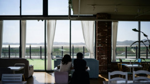 A la fronti&egrave;re inter-cor&eacute;enne, un caf&eacute;-bunker qui r&ecirc;ve de paix