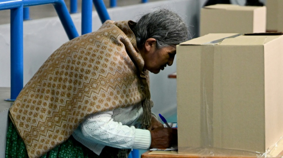 Bol&iacute;via escolher&aacute; presidente em 2&ordm; turno entre dois candidatos de direita, segundo proje&ccedil;&otilde;es