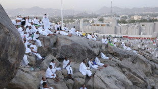 Peregrinos musulmanes rezan en el monte Arafat, en el punto culminante del hach