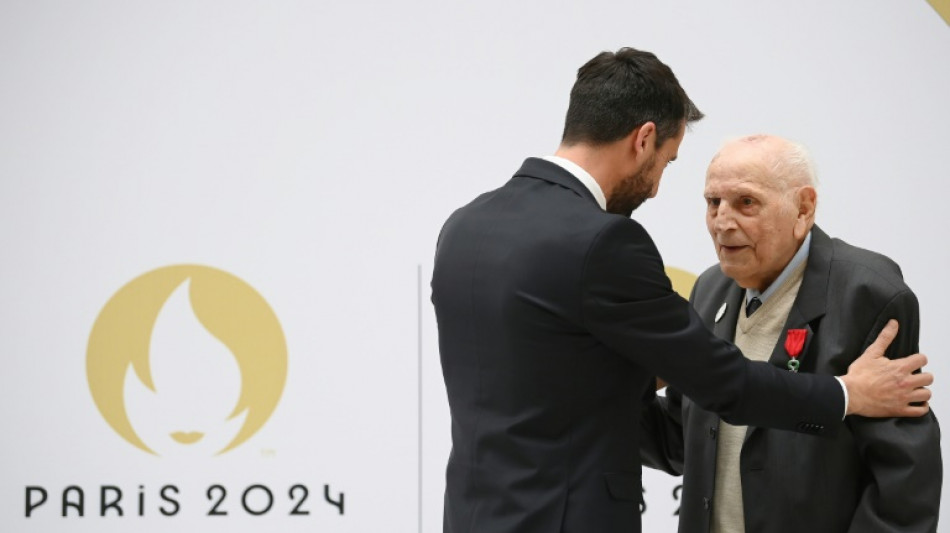 Le plus ancien m&eacute;daill&eacute; olympique fran&ccedil;ais d&eacute;cor&eacute; par Tony Estanguet