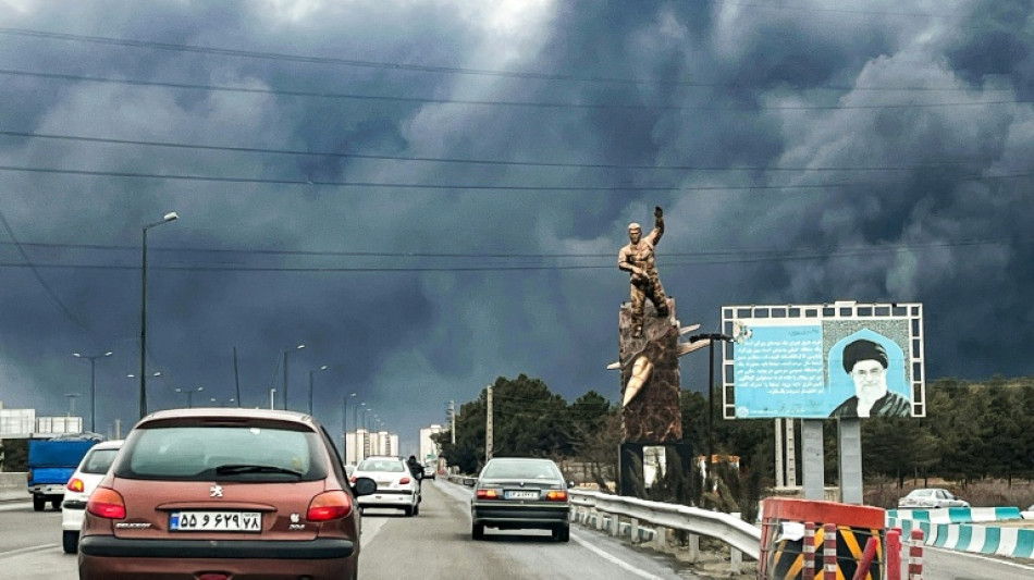 Dep&oacute;sitos de combustible incendiados sumen a Teher&aacute;n en la noche, cuando es de d&iacute;a