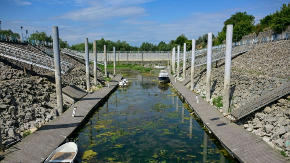 Barcas varadas y pescadores sin trabajo en un Danubio bajo m&iacute;nimos por la sequ&iacute;a
