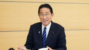 En un video, el primer ministro japon&eacute;s come pescado de Fukushima, "seguro y delicioso"