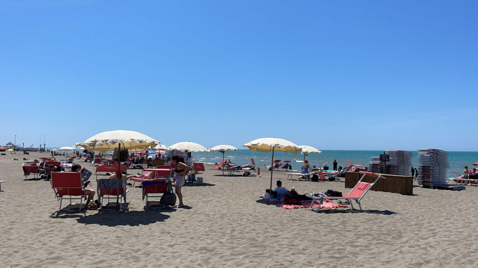 Scava buca in spiaggia, 17enne muore sotto la sabbia