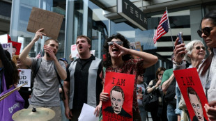 Cientos protestan contra Elon Musk ante concesionarios de Tesla en EEUU, Canad&aacute; y Europa