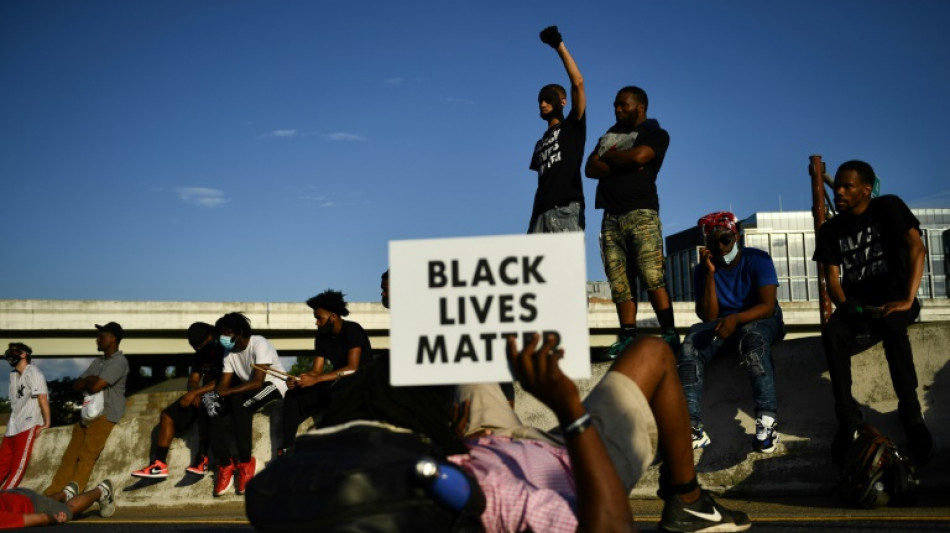 J&uacute;ri dos EUA declara culpado policial branco pela morte de jovem negro