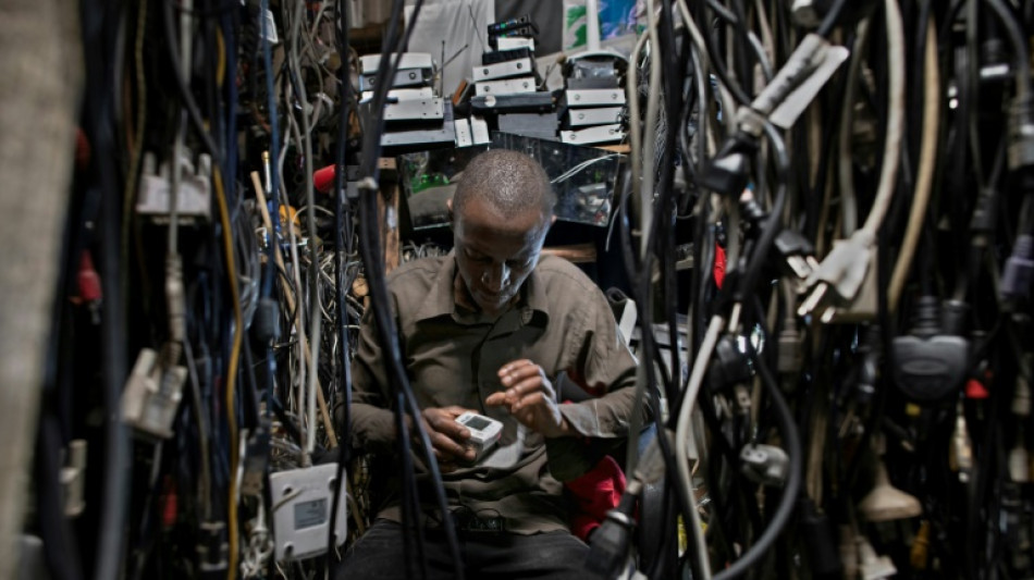 Au Kenya, deux innovateurs transforment les d&eacute;chets &eacute;lectroniques en proth&egrave;se bionique