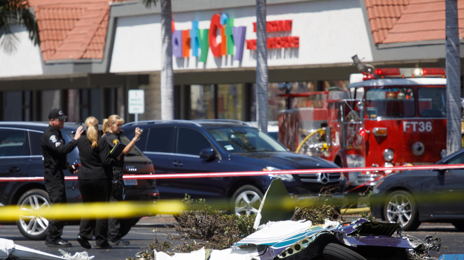 Piccolo aereo si schianta lungo una strada in Florida