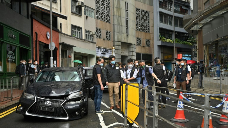 Fuertes im&aacute;genes de ataque de hombres armados con machetes en Hong Kong
