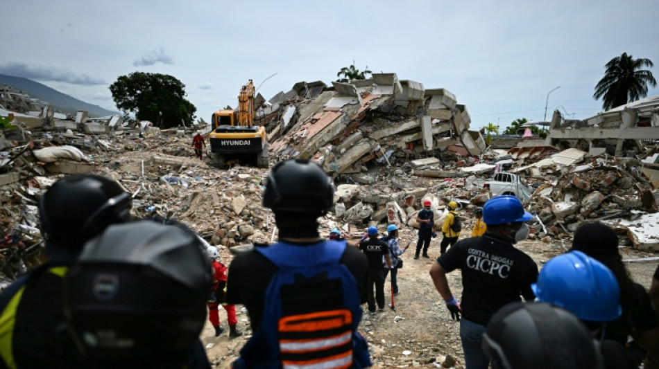 Equipes de resgate lutam para retirar venezuelano dos escombros sete dias ap&oacute;s terremotos