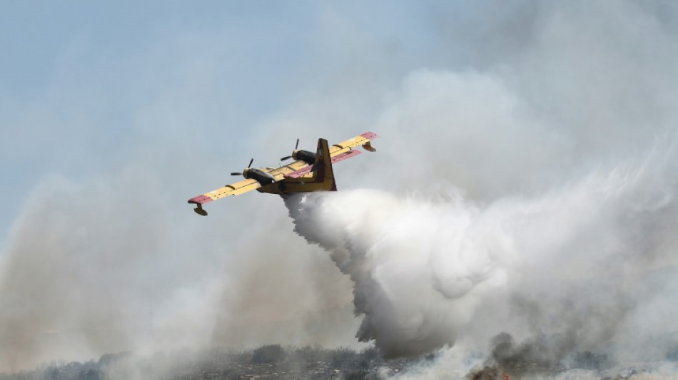 Bomberos "al pie del ca&ntilde;&oacute;n" en Grecia, pese a mejor&iacute;a por incendios