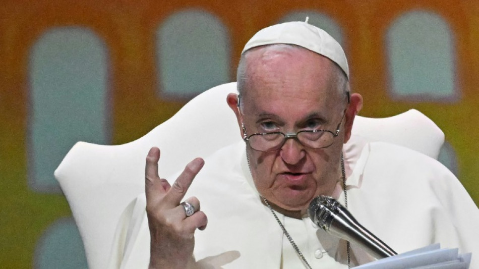 Papst unterschreibt Pakt f&uuml;r "Wirtschaft des Friedens" mit Jugendlichen