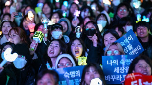 K-pop et larmes de joie dans les rues de S&eacute;oul apr&egrave;s la destitution de Yoon