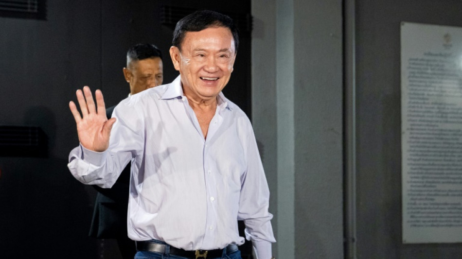 Tha&iuml;lande: Thaksin quitte le pays, un vote cl&eacute; d&eacute;bute au Parlement
