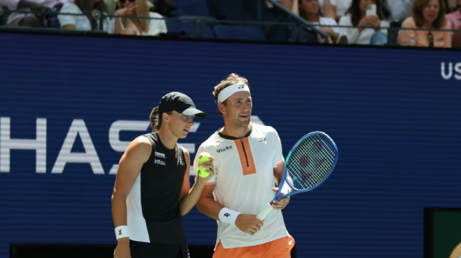 Swiatek, Ruud romp into US Open mixed doubles semis, Alcaraz, Djokovic out
