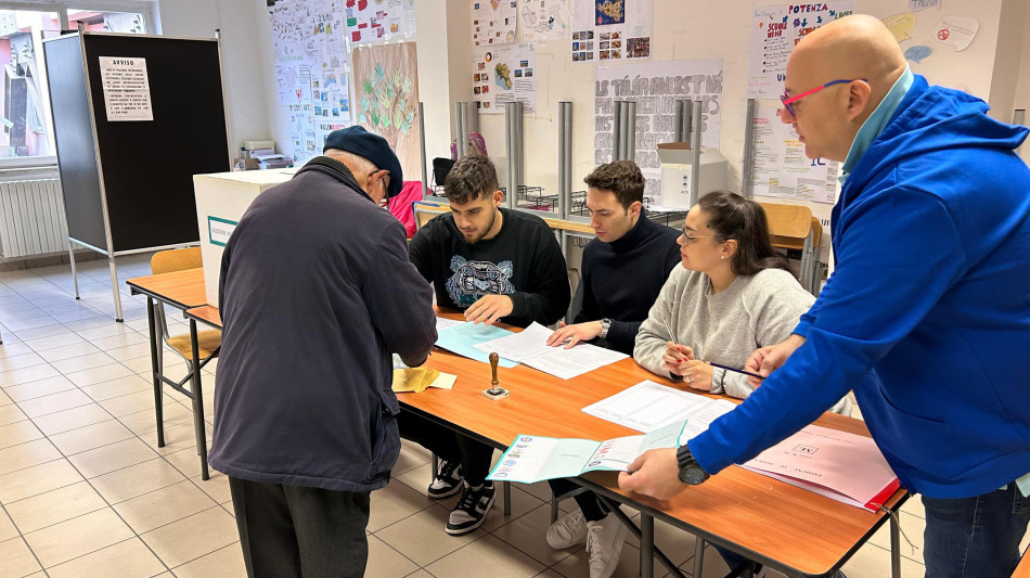 Basilicata: alle ore 23 l'affluenza &egrave; al 37,74 per cento