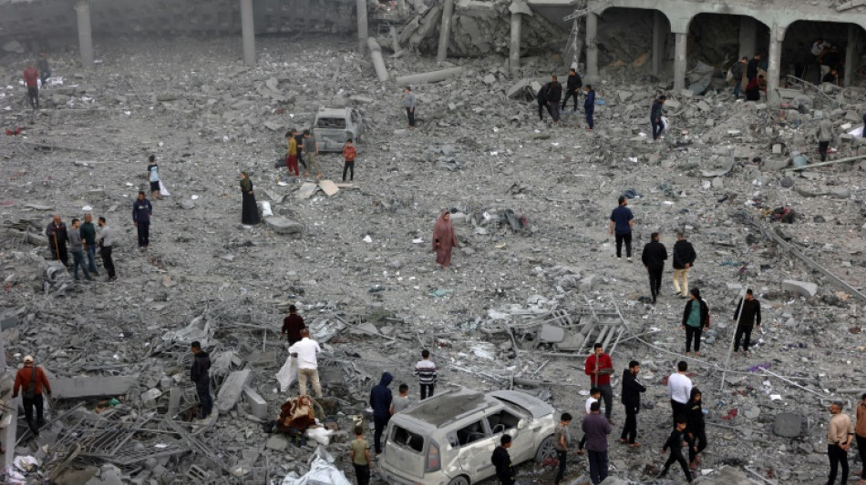 Un rescatista en Gaza arriesga su vida para salvar a un hombre atrapado tras un bombardeo israelí