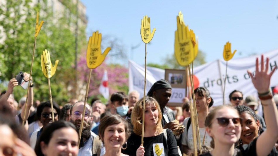 Des milliers de manifestants en France contre l'extr&ecirc;me droite, loin d'&ecirc;tre pro-Macron