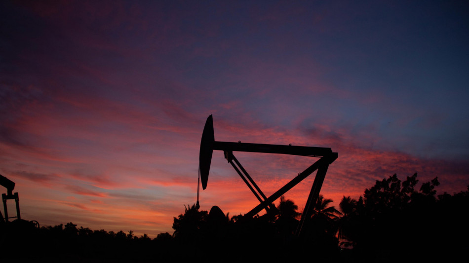 Prezzo del petrolio in calo, Wti a 63,48 dollari al barile