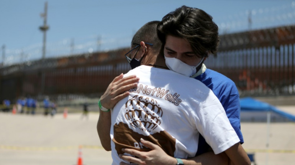 Abrazos en plena frontera M&eacute;xico-EEUU alivian el drama de la migraci&oacute;n irregular