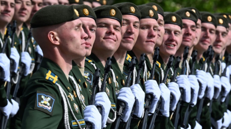 Putin rinde homenaje a los soldados rusos en Ucrania en un multitudinario desfile por el D&iacute;a de la Victoria