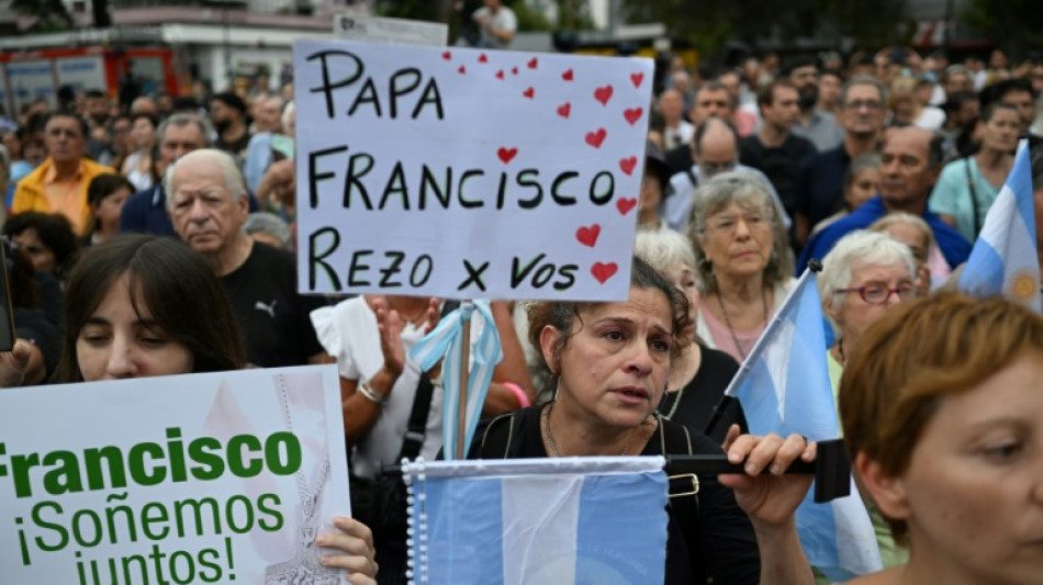 Cientos acuden a una misa por el papa Francisco en la plaza argentina donde denunciaba la exclusi&oacute;n