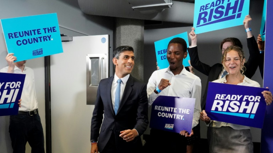 La course vers Downing Street officiellement lanc&eacute;e, Rishi Sunak &eacute;vite de critiquer Johnson
