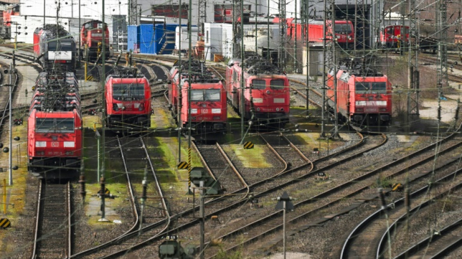 Autofahrer h&auml;lt auf Bahngleisen in Bremen - Zug muss Notbremsung einleiten