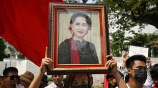 La l&iacute;der opositora birmana Suu Kyi es transferida a arresto domiciliario