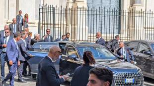 Bagno di folla nel centro storico di Napoli per Mattarella