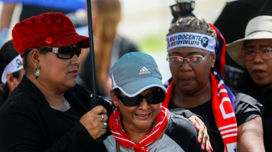 De luto, manifestantes protestam contra minera&ccedil;&atilde;o no Panam&aacute;
